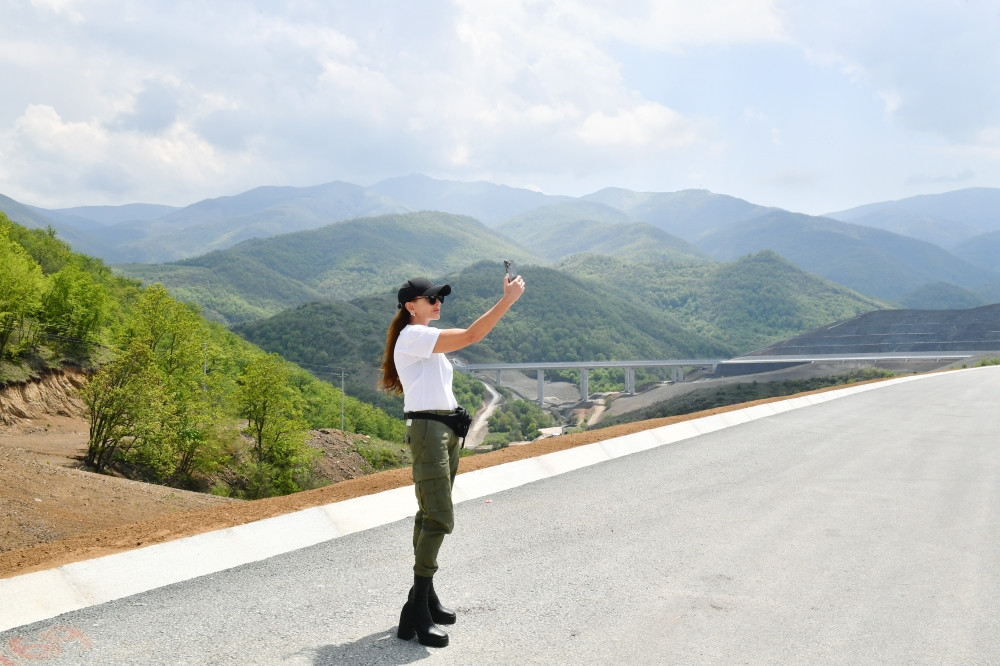 Prezident İlham Əliyev və Mehriban Əliyeva Əhmədbəyli-Füzuli-Şuşa yolunun 66-81-ci kilometrliyində görülən işlərlə tanış olublar<font color=red> - FOTOLAR</font>