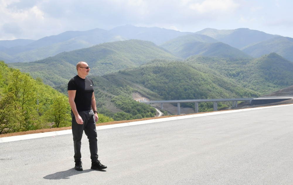 Prezident İlham Əliyev və Mehriban Əliyeva Əhmədbəyli-Füzuli-Şuşa yolunun 66-81-ci kilometrliyində görülən işlərlə tanış olublar<font color=red> - FOTOLAR</font>