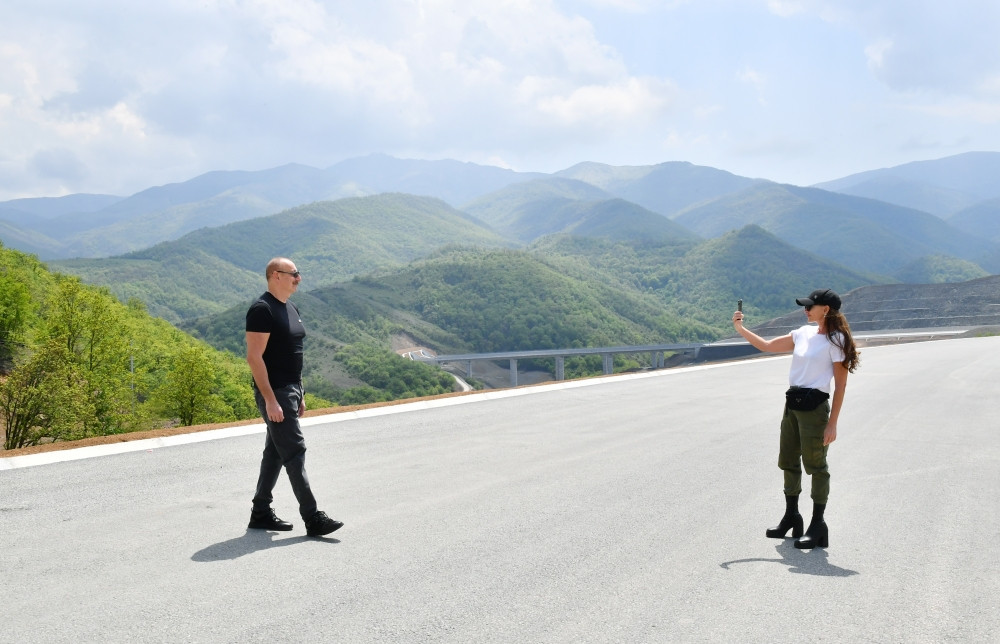 Prezident İlham Əliyev və Mehriban Əliyeva Əhmədbəyli-Füzuli-Şuşa yolunun 66-81-ci kilometrliyində görülən işlərlə tanış olublar<font color=red> - FOTOLAR</font>