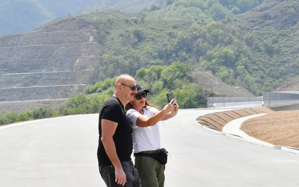 Prezident İlham Əliyev və Mehriban Əliyeva Əhmədbəyli-Füzuli-Şuşa yolunun 66-81-ci kilometrliyində görülən işlərlə tanış olublar<font color=red> - FOTOLAR</font>