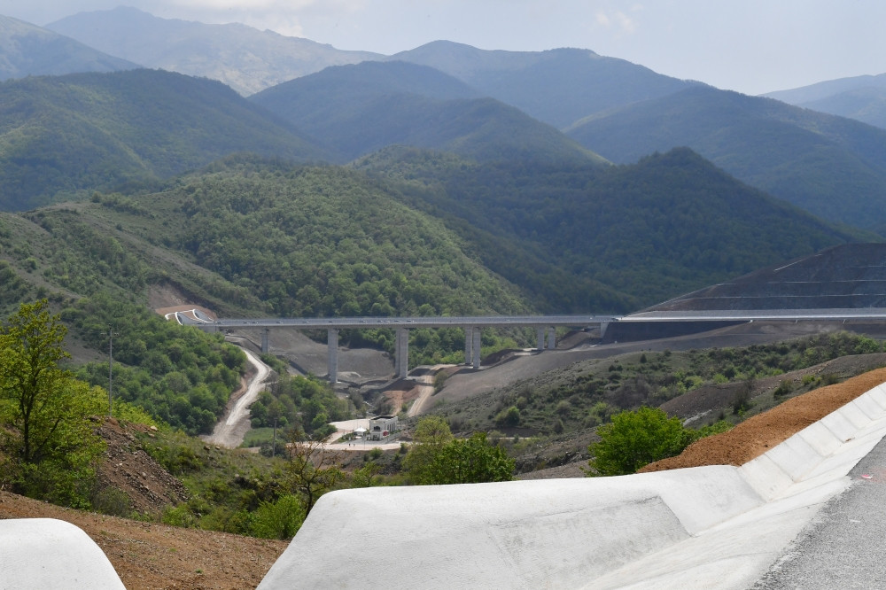 Prezident İlham Əliyev və Mehriban Əliyeva Əhmədbəyli-Füzuli-Şuşa yolunun 66-81-ci kilometrliyində görülən işlərlə tanış olublar<font color=red> - FOTOLAR</font>