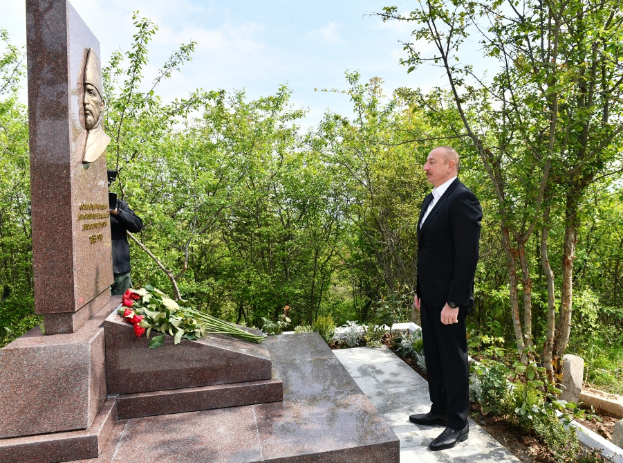 Prezident İlham Əliyev Cıdır düzündə Mir Möhsün Nəvvab Qarabağinin məzarını ziyarət edib<font color=red> - FOTOLAR</font>