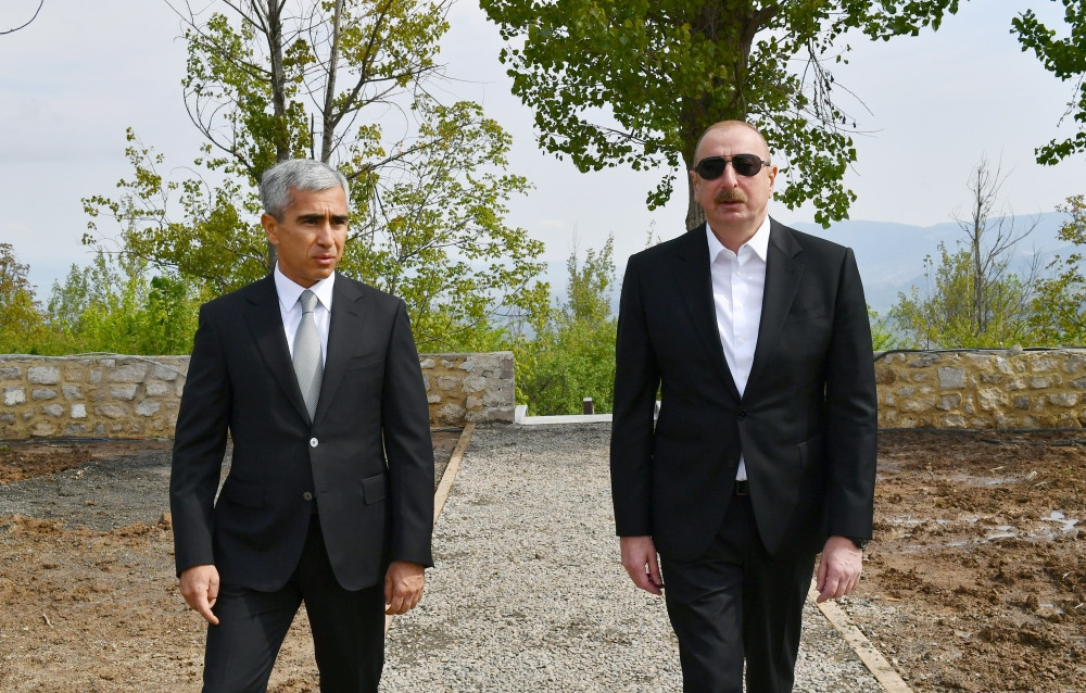 Prezident İlham Əliyev Cıdır düzündə Mir Möhsün Nəvvab Qarabağinin məzarını ziyarət edib<font color=red> - FOTOLAR</font>
