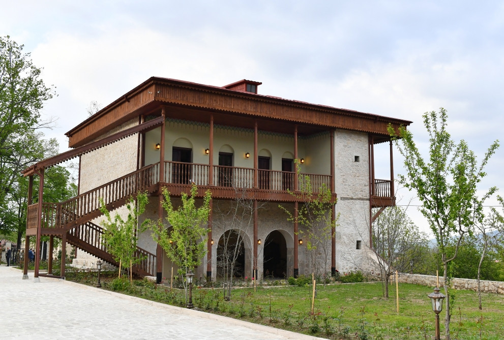 Prezidenti İlham Əliyev və birinci xanım Mehriban Əliyeva Şuşada Mehmandarovların malikanə kompleksinin açılışında iştirak ediblər<font color=red> - FOTOLAR</font>