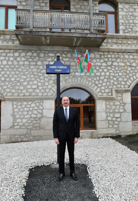 Azərbaycan Prezidenti və birinci xanım Şuşada Dəmir Yumruq küçəsinin lövhəsinin açılışında iştirak ediblər<font color=red> - FOTOLAR</font>