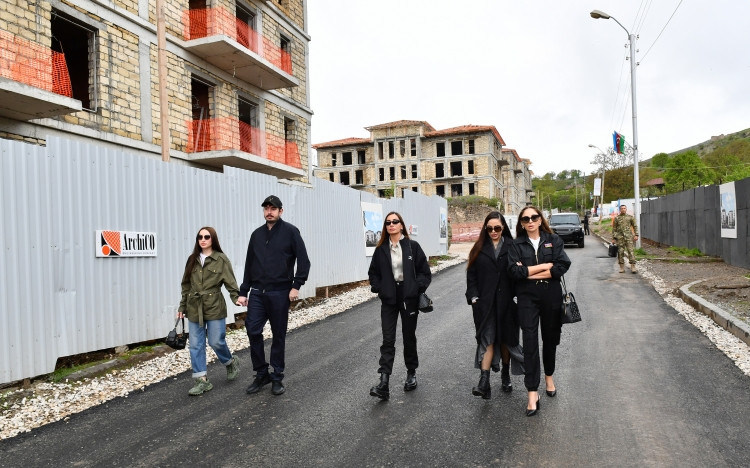 Azərbaycan Prezidenti İlham Əliyev və birinci xanım Mehriban Əliyeva Şuşada 23 binadan ibarət yaşayış kompleksinin tikintisi ilə tanış olublar<font color='red'> - YENİLƏNİB</font><font color=red> - FOTOLAR</font>