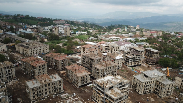 Azərbaycan Prezidenti İlham Əliyev və birinci xanım Mehriban Əliyeva Şuşada 23 binadan ibarət yaşayış kompleksinin tikintisi ilə tanış olublar<font color='red'> - YENİLƏNİB</font><font color=red> - FOTOLAR</font>