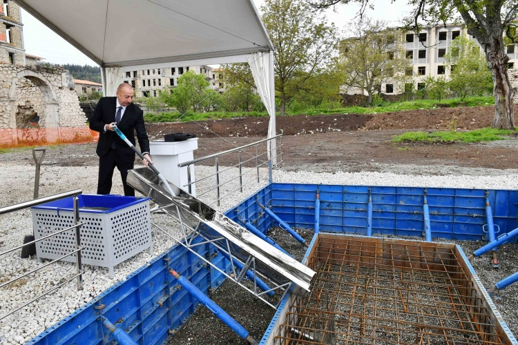 Şuşada 17 binadan ibarət yaşayış kompleksinin təməli qoyulub<font color='red'> - YENİLƏNİB</font><font color=red> - FOTOLAR</font>