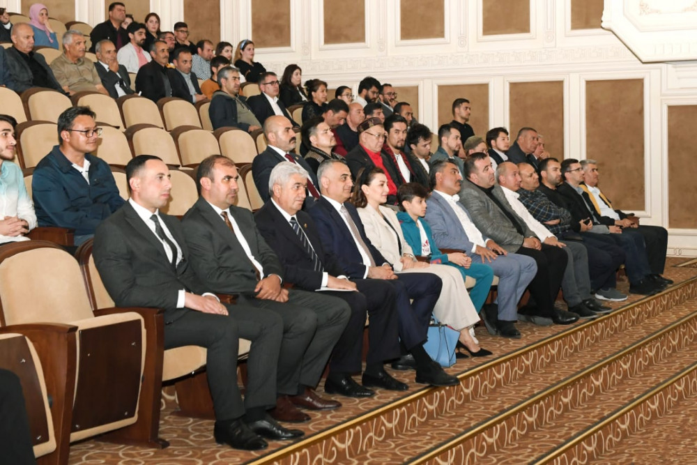 Naxçıvan Dövlət Milli Dram Teatrında “Cibimizdəki dəlilik” tamaşası təqdim olunub<font color=red> - FOTOLAR</font>