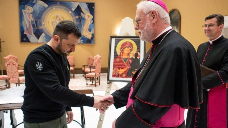 Papa Fransisk ilə Volodimir Zelenski Ukraynadakı humanitar və siyasi vəziyyəti müzakirə ediblər<font color=red> - FOTOLAR</font>