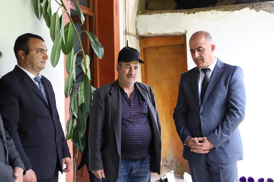 Naxçıvanda gənclər şəhid ailələrini ziyarət edib<font color=red> - FOTOLAR</font>