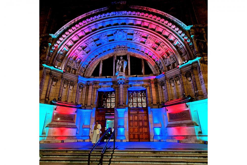 Viktoriya və Albert Muzeyi Azərbaycan bayrağı rəngləri ilə bəzədilib<font color=red> - FOTOLAR</font>