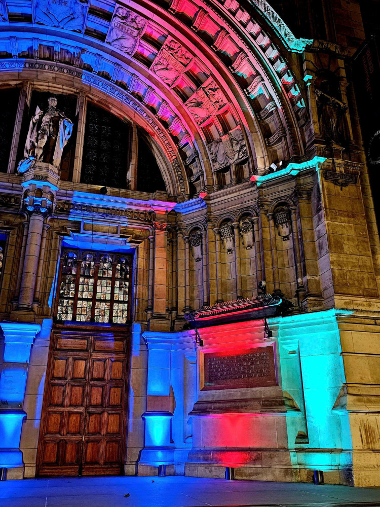 Viktoriya və Albert Muzeyi Azərbaycan bayrağı rəngləri ilə bəzədilib<font color=red> - FOTOLAR</font>