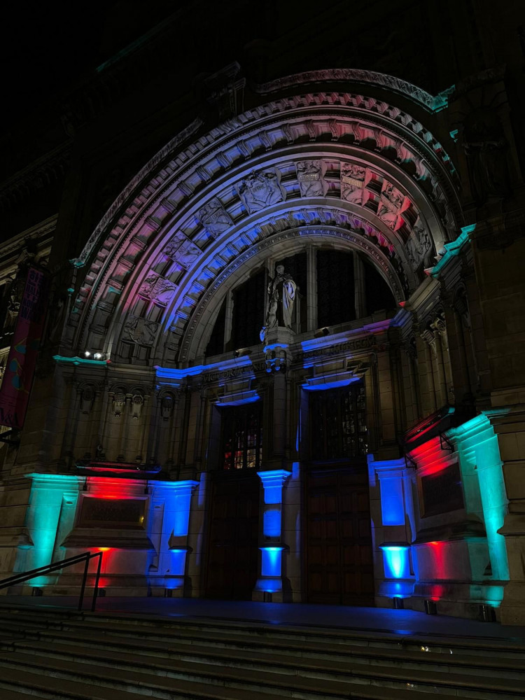 Viktoriya və Albert Muzeyi Azərbaycan bayrağı rəngləri ilə bəzədilib<font color=red> - FOTOLAR</font>