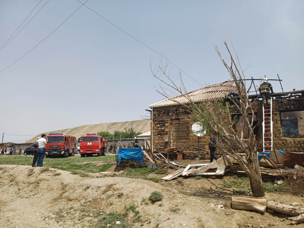 Naxçıvan şəhəri Əliabad qəsəbəsində fərdi yaşayış evi yanıb<font color=red> - FOTOLAR</font>