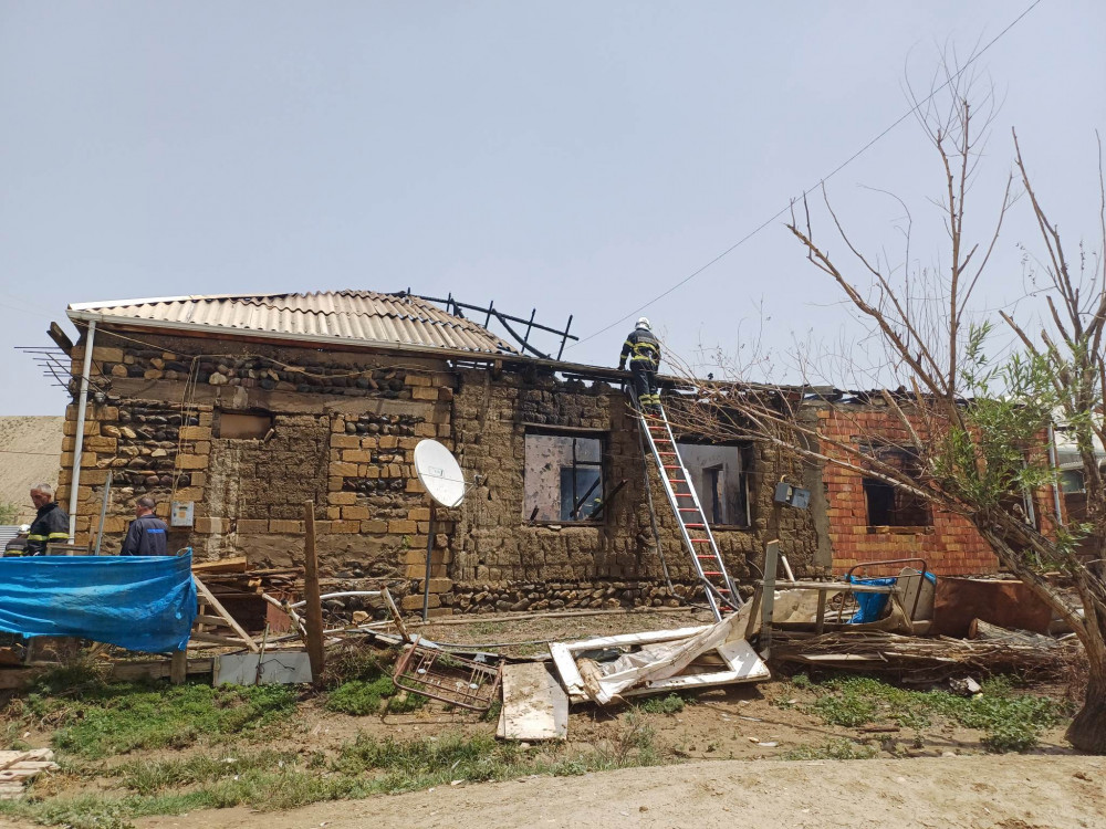 Naxçıvan şəhəri Əliabad qəsəbəsində fərdi yaşayış evi yanıb<font color=red> - FOTOLAR</font>