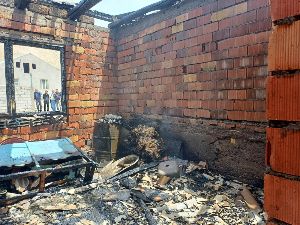 Naxçıvan şəhəri Əliabad qəsəbəsində fərdi yaşayış evi yanıb<font color=red> - FOTOLAR</font>