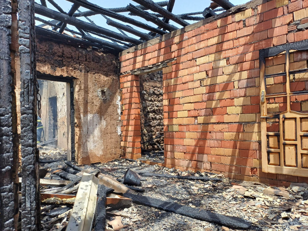 Naxçıvan şəhəri Əliabad qəsəbəsində fərdi yaşayış evi yanıb<font color=red> - FOTOLAR</font>