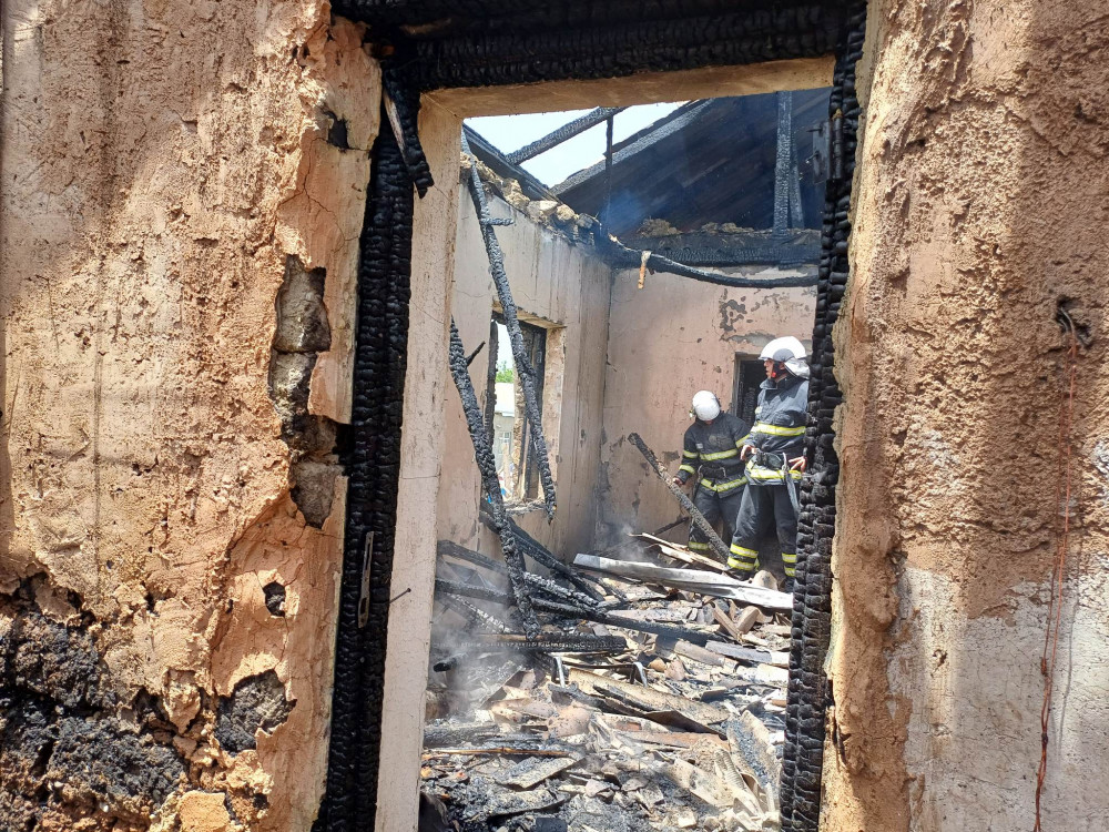 Naxçıvan şəhəri Əliabad qəsəbəsində fərdi yaşayış evi yanıb<font color=red> - FOTOLAR</font>