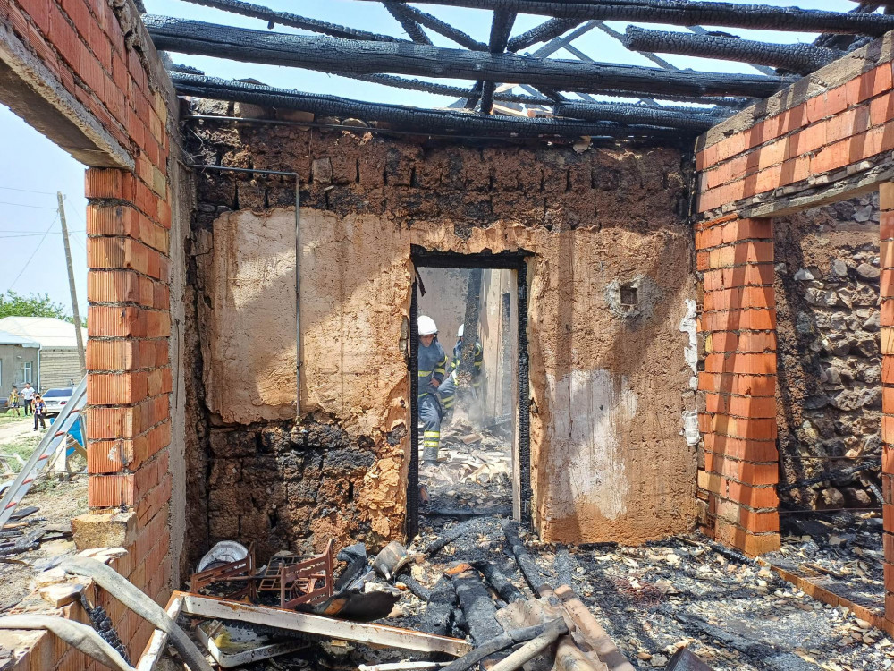 Naxçıvan şəhəri Əliabad qəsəbəsində fərdi yaşayış evi yanıb<font color=red> - FOTOLAR</font>