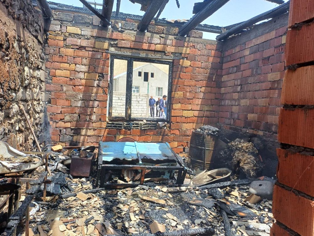 Naxçıvan şəhəri Əliabad qəsəbəsində fərdi yaşayış evi yanıb<font color=red> - FOTOLAR</font>