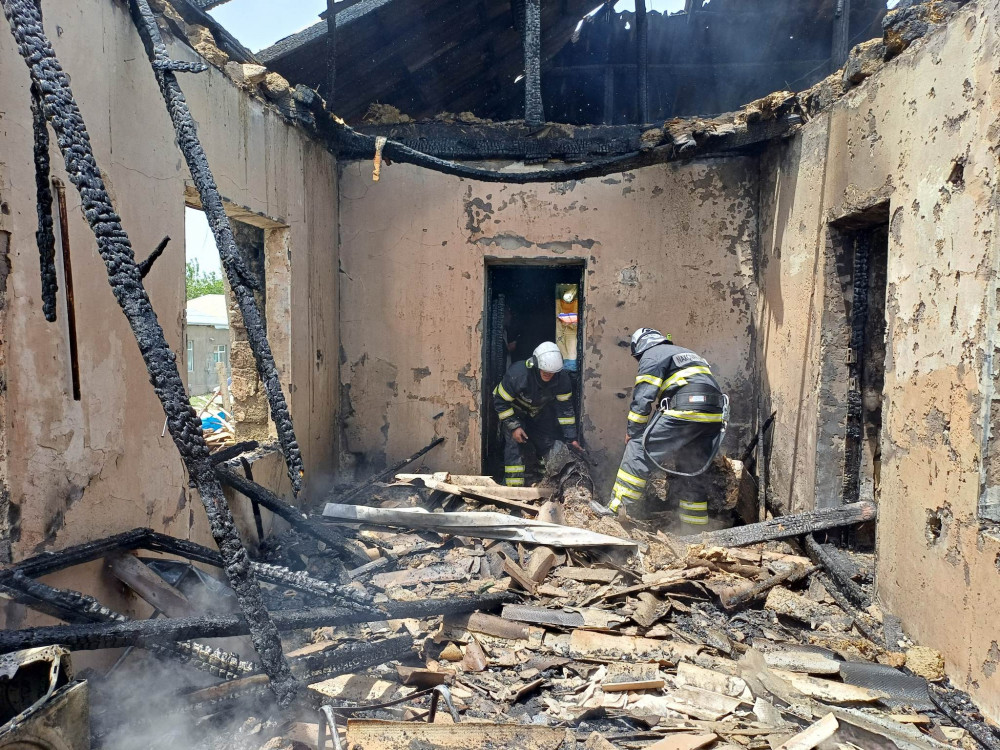 Naxçıvan şəhəri Əliabad qəsəbəsində fərdi yaşayış evi yanıb<font color=red> - FOTOLAR</font>