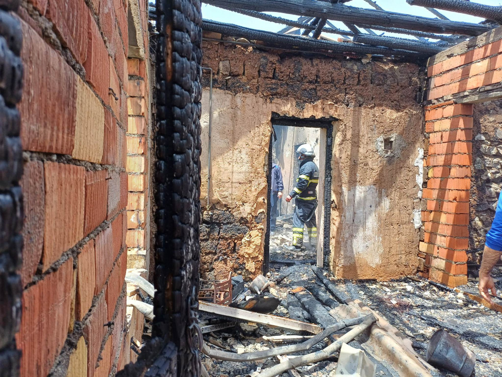 Naxçıvan şəhəri Əliabad qəsəbəsində fərdi yaşayış evi yanıb<font color=red> - FOTOLAR</font>