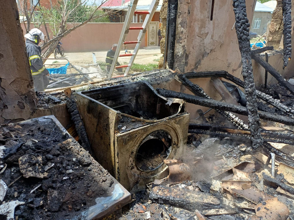 Naxçıvan şəhəri Əliabad qəsəbəsində fərdi yaşayış evi yanıb<font color=red> - FOTOLAR</font>