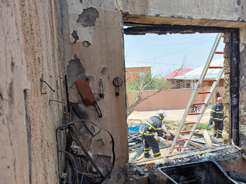 Naxçıvan şəhəri Əliabad qəsəbəsində fərdi yaşayış evi yanıb<font color=red> - FOTOLAR</font>