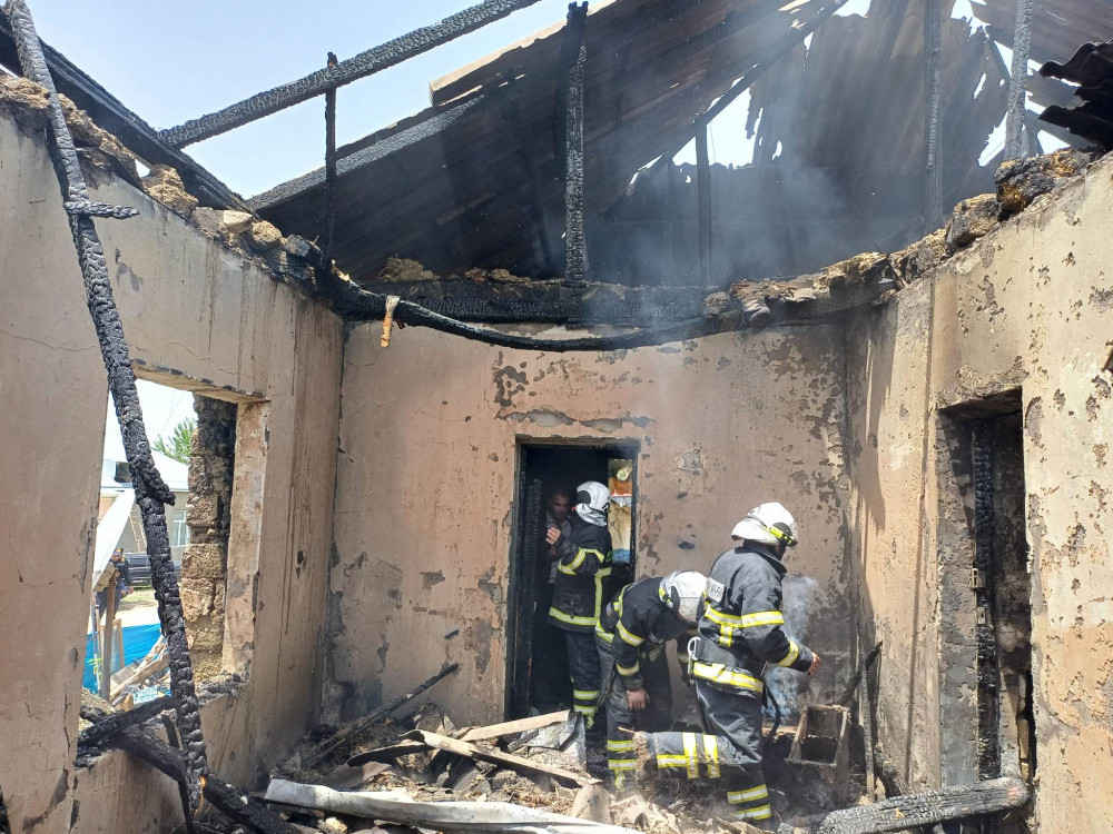 Naxçıvan şəhəri Əliabad qəsəbəsində fərdi yaşayış evi yanıb<font color=red> - FOTOLAR</font>