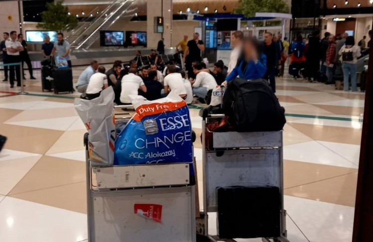 Dubay-Bakı aviareysi ilə gələn bir qrup şəxs malları gömrük ödənişləri etmədən keçirməyə cəhd göstərib<font color=red> - FOTOLAR</font>