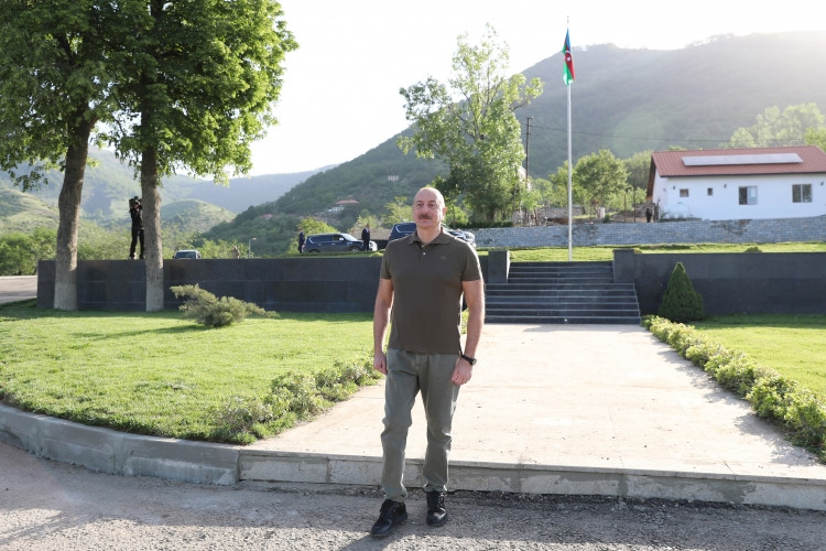 Prezident İlham Əliyev Laçın şəhərində Heydər Əliyev, Zəfər və 28 May küçələrinin kəsişməsində lövhələrin açılışını edib<font color=red> - FOTOLAR</font>