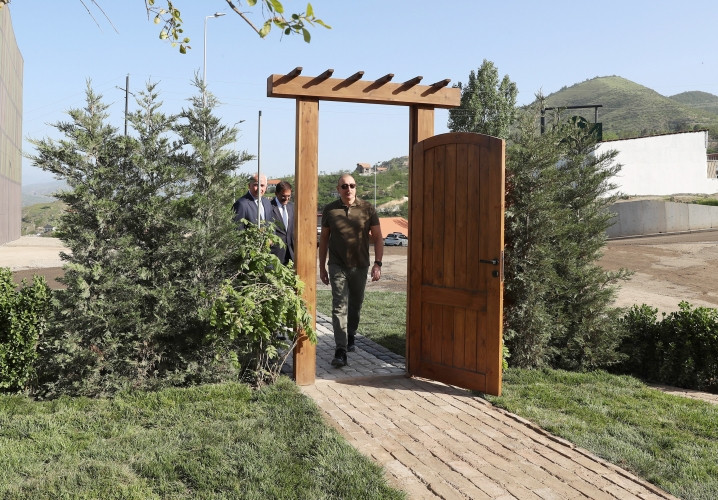 Prezident İlham Əliyev Laçında 1 Dekabr küçəsində lövhənin açılışını edib, bərpa olunmuş evlə tanış olub<font color=red> - FOTOLAR</font>