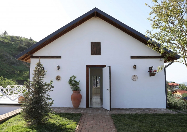 Prezident İlham Əliyev Laçında 1 Dekabr küçəsində lövhənin açılışını edib, bərpa olunmuş evlə tanış olub<font color=red> - FOTOLAR</font>