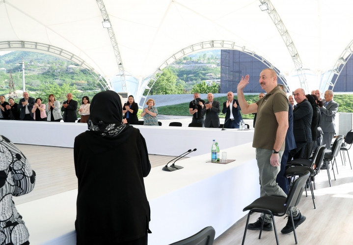 Prezident İlham Əliyev Laçın şəhərinə qayıdan əhali ilə görüşüb, evlərin açarlarını onlara təqdim edib<font color=red> - FOTOLAR</font>