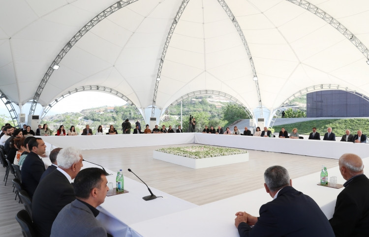 Prezident İlham Əliyev Laçın şəhərinə qayıdan əhali ilə görüşüb, evlərin açarlarını onlara təqdim edib<font color=red> - FOTOLAR</font>