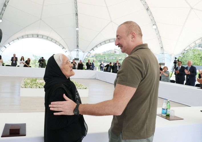 Prezident İlham Əliyev Laçın şəhərinə qayıdan əhali ilə görüşüb, evlərin açarlarını onlara təqdim edib<font color=red> - FOTOLAR</font>