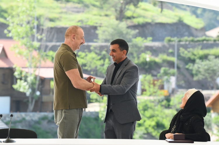 Prezident İlham Əliyev Laçın şəhərinə qayıdan əhali ilə görüşüb, evlərin açarlarını onlara təqdim edib<font color=red> - FOTOLAR</font>