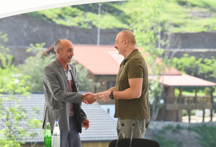 Prezident İlham Əliyev Laçın şəhərinə qayıdan əhali ilə görüşüb, evlərin açarlarını onlara təqdim edib<font color=red> - FOTOLAR</font>