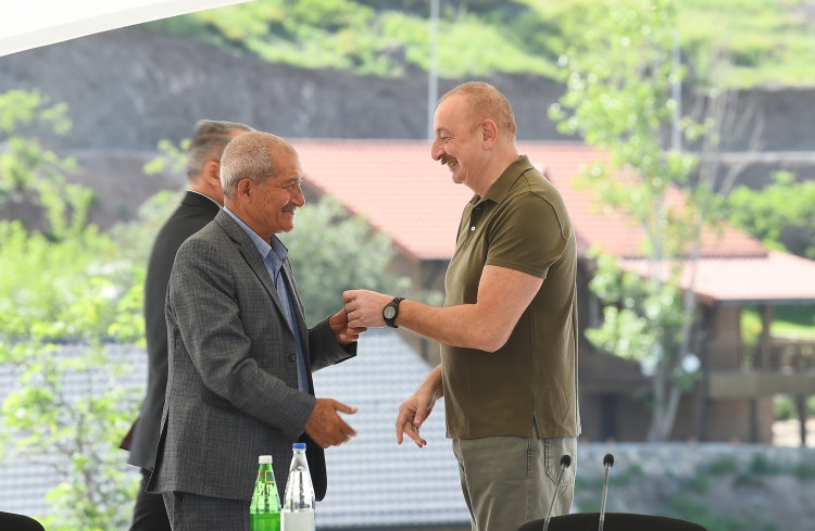 Prezident İlham Əliyev Laçın şəhərinə qayıdan əhali ilə görüşüb, evlərin açarlarını onlara təqdim edib<font color=red> - FOTOLAR</font>