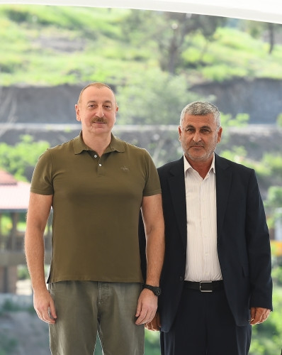 Prezident İlham Əliyev Laçın şəhərinə qayıdan əhali ilə görüşüb, evlərin açarlarını onlara təqdim edib<font color=red> - FOTOLAR</font>