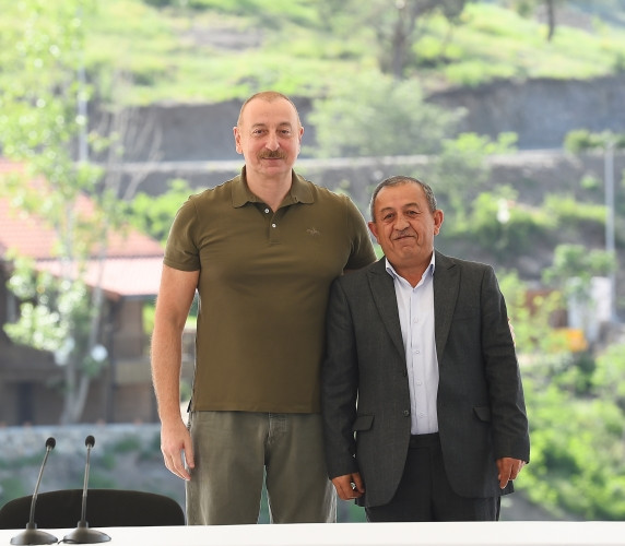 Prezident İlham Əliyev Laçın şəhərinə qayıdan əhali ilə görüşüb, evlərin açarlarını onlara təqdim edib<font color=red> - FOTOLAR</font>