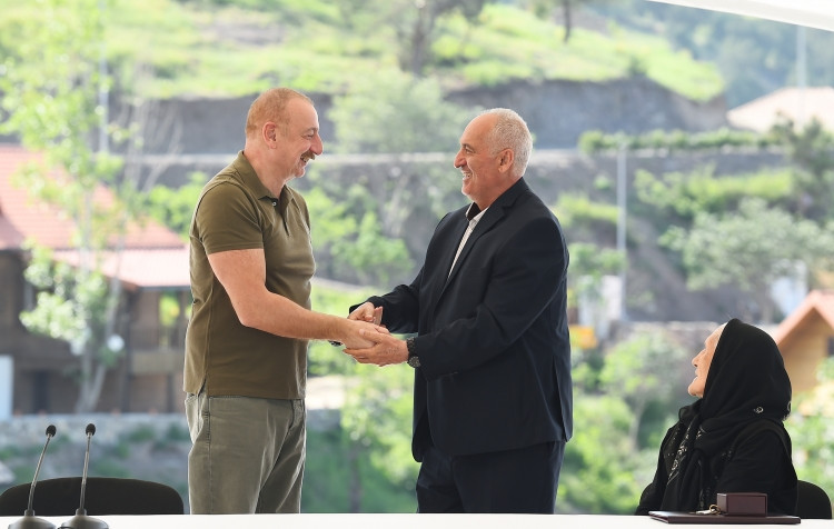 Prezident İlham Əliyev Laçın şəhərinə qayıdan əhali ilə görüşüb, evlərin açarlarını onlara təqdim edib<font color=red> - FOTOLAR</font>