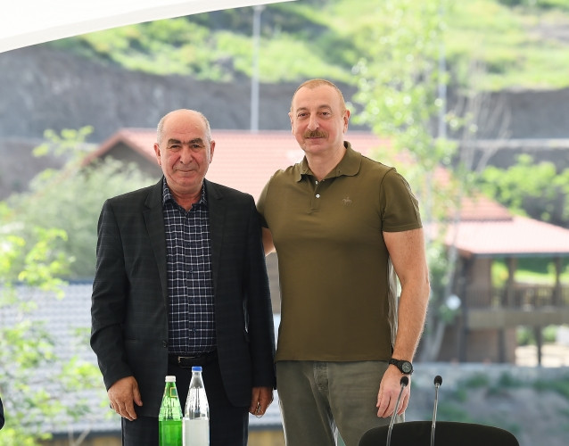 Prezident İlham Əliyev Laçın şəhərinə qayıdan əhali ilə görüşüb, evlərin açarlarını onlara təqdim edib<font color=red> - FOTOLAR</font>