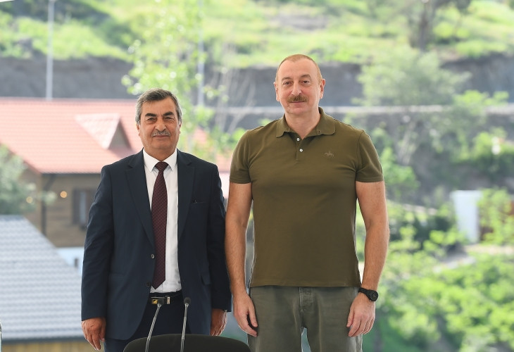 Prezident İlham Əliyev Laçın şəhərinə qayıdan əhali ilə görüşüb, evlərin açarlarını onlara təqdim edib<font color=red> - FOTOLAR</font>