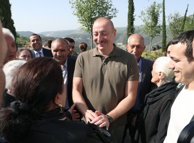 Prezident İlham Əliyev Laçın şəhərinə qayıdan əhali ilə görüşüb, evlərin açarlarını onlara təqdim edib<font color=red> - FOTOLAR</font>