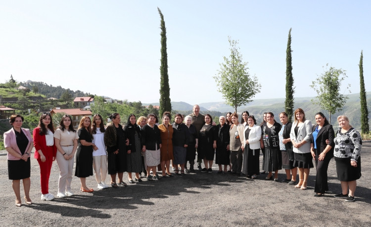 Prezident İlham Əliyev Laçın şəhərinə qayıdan əhali ilə görüşüb, evlərin açarlarını onlara təqdim edib<font color=red> - FOTOLAR</font>