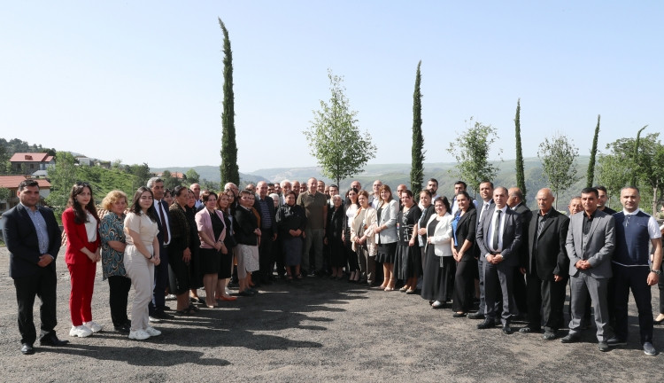 Prezident İlham Əliyev Laçın şəhərinə qayıdan əhali ilə görüşüb, evlərin açarlarını onlara təqdim edib<font color=red> - FOTOLAR</font>