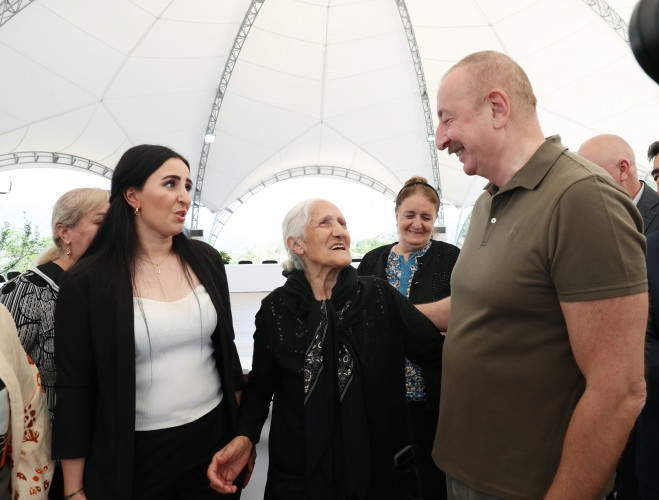 Prezident İlham Əliyev Laçın şəhərinə qayıdan əhali ilə görüşüb, evlərin açarlarını onlara təqdim edib<font color=red> - FOTOLAR</font>