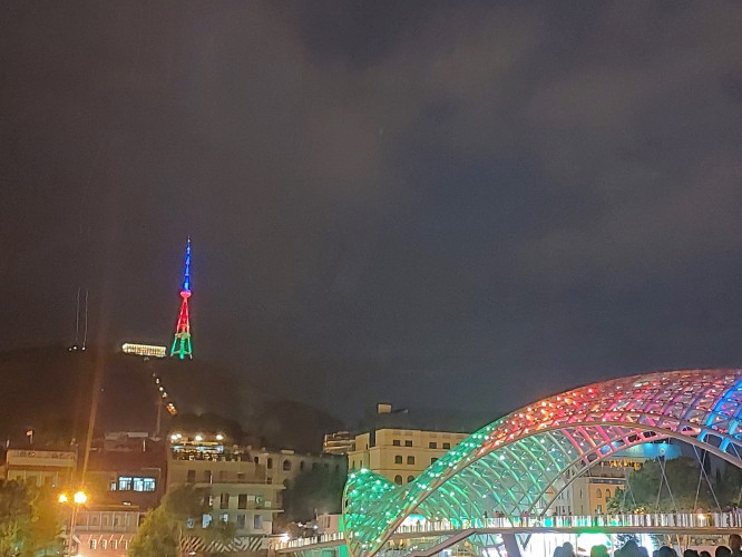Tbilisidəki teleqüllə və “Sülh körpüsü” Azərbaycan bayrağının rəngləri ilə işıqlandırılıb<font color=red> - FOTOLAR</font>